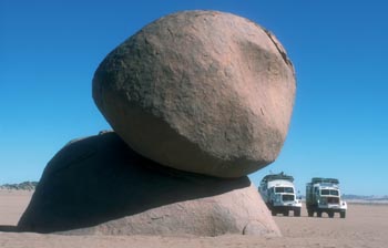 GEO-TOURS-Expeditionslogistik: Universit�tsexkursion durch die Algerische Sahara - phantastische Granitformation